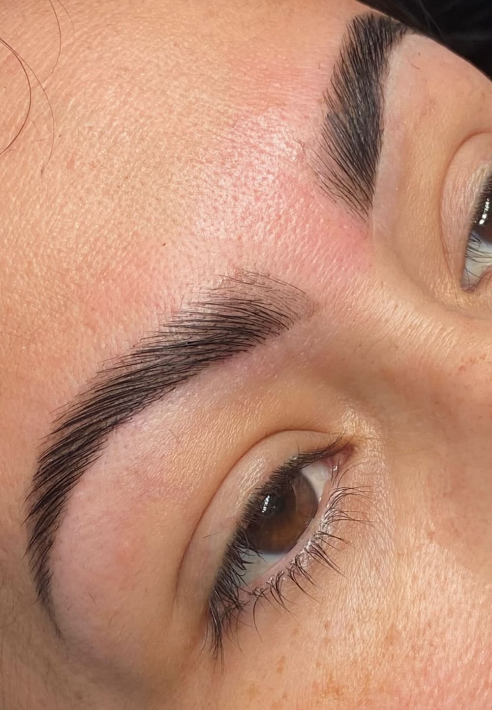 Cejas diseñadas y depiladas